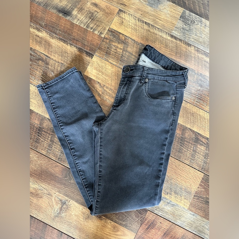 Kut from the Kloth. Diana skinny jeans. Size 10. Black